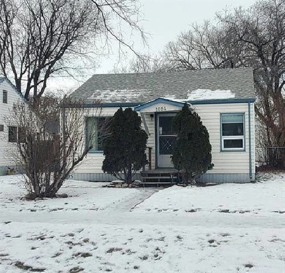CRESCENTWOOD! GREAT RENOVATED 2 BED BUNGALOW HOME FOR SALE in Winnipeg,MB - Houses for Sale