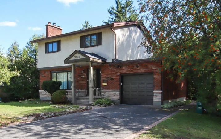 Spacious 4 bedroom home with large sized bedrooms! in Ottawa,ON - Houses for Sale