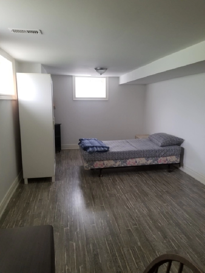 EXTREMELY BEAUTIFUL LARGE ROOM IN WELCOMING NEW HOUS in City of Toronto,ON - Room Rentals & Roommates