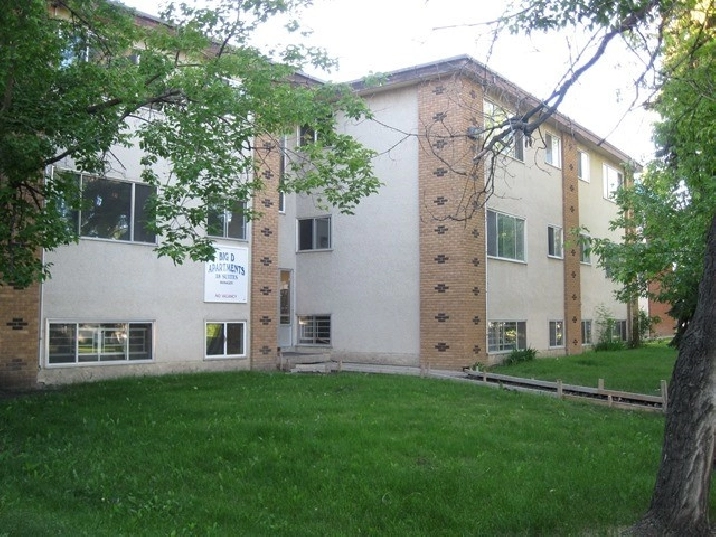205 Samson. Bachelor off Whyte Ave near U of A in Edmonton,AB - Apartments & Condos for Rent