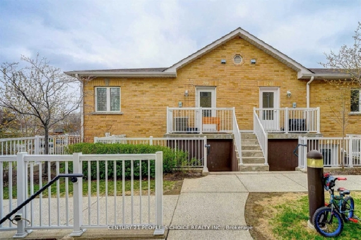 ✨BEAUTIFUL TWO BEDROOM CORNER HOME READY TO MOVE IN! in City of Toronto,ON - Houses for Sale