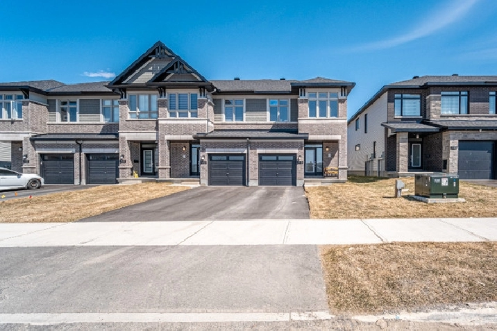 Beautiful and upgraded END UNIT 3 bedroom 3 bathroom home! in Ottawa,ON - Houses for Sale