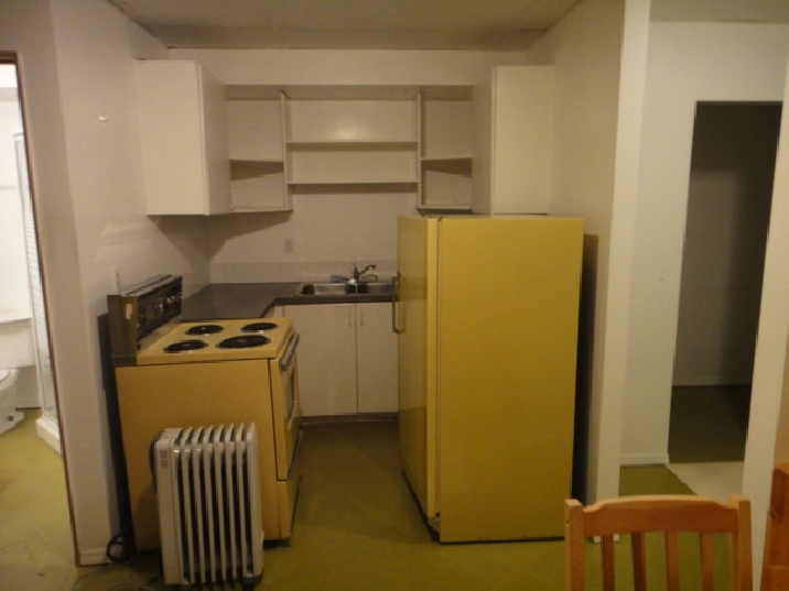 Inner City Living, Cozy Basement Bachelor Suite in Capitol Hill in Calgary,AB - Apartments & Condos for Rent