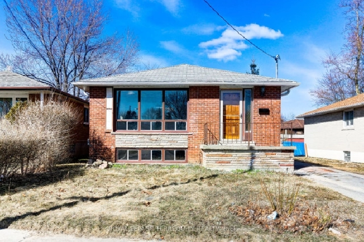 ✨ IMMACULATE 3 2 BEDROOM DETACHED BUNGALOW WITH BSMT APARTMENT! in City of Toronto,ON - Houses for Sale