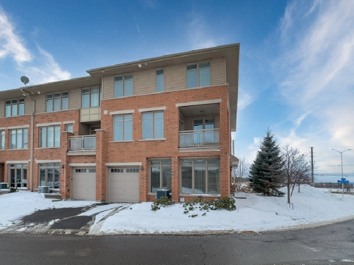 Luxurious 3 bedroom, 3 bathroom end unit townhome! in Ottawa,ON - Houses for Sale