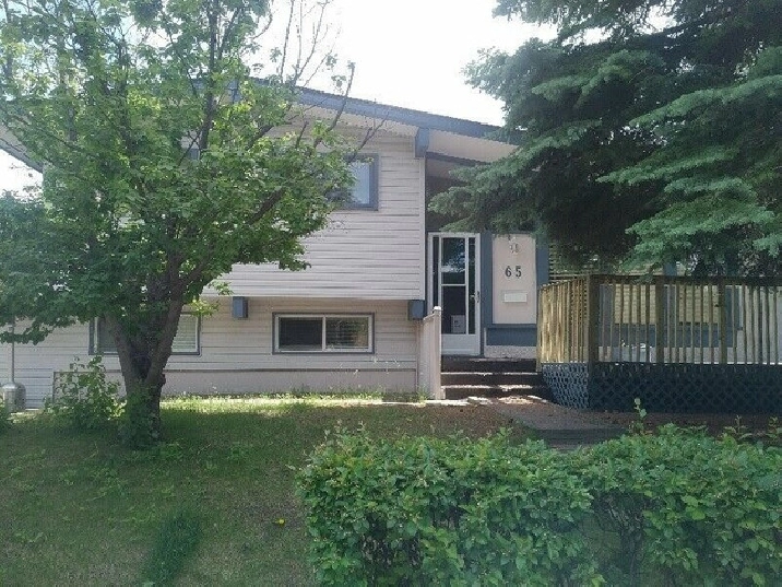 Brentwood house room rental- minutes walk to LRT and U of C in Calgary,AB - Room Rentals & Roommates