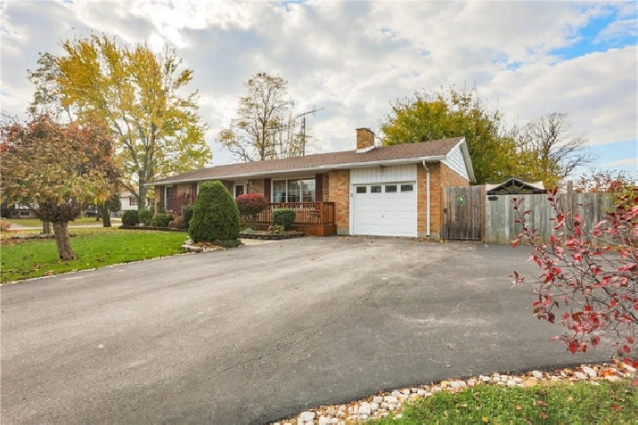 ALL BRICK BUNGALOW w/SUNROOM ADDITION - 3 1 BED, 1 BATH in City of Toronto,ON - Houses for Sale