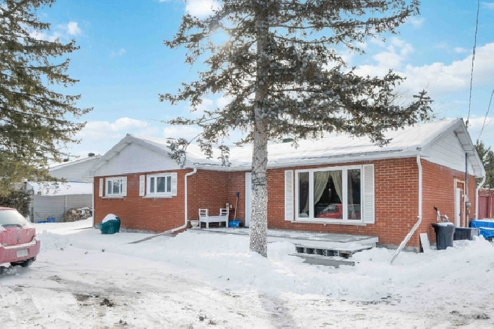 For Sale-3 bedroom, 1 bathroom home in Smiths Falls in Ottawa,ON - Houses for Sale