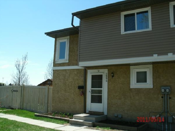 3 Bedroom townhouse in Millwoods near LRT in Edmonton,AB - Apartments & Condos for Rent