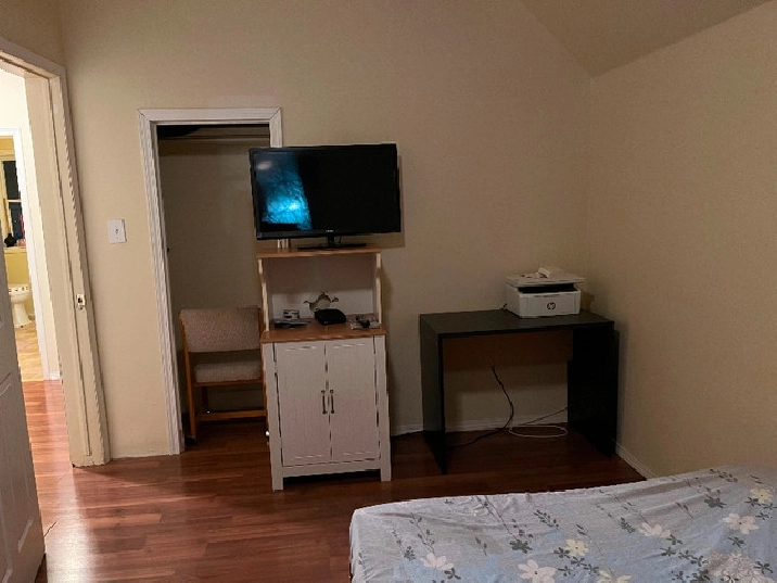 Upstairs room for rent besides UW in Winnipeg,MB - Apartments & Condos for Rent