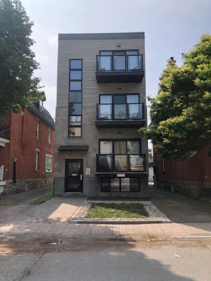 $2400 2 bedrooms 1.5 bathroom 2 balcony in Ottawa,ON - Apartments & Condos for Rent
