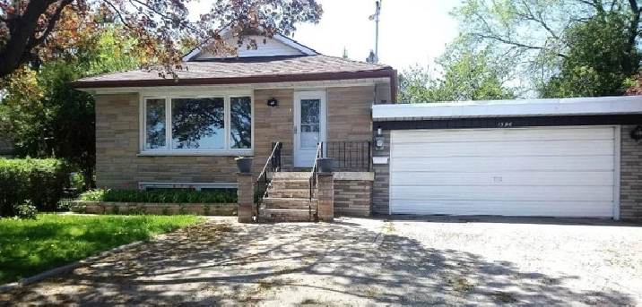 detached Three Bed Bungalow with basement Available now in City of Toronto,ON - Apartments & Condos for Rent