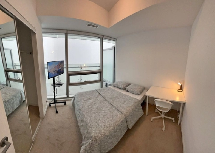 Looking for a Roommate: Deluxe Bedroom in Prime Downtown in City of Toronto,ON - Room Rentals & Roommates