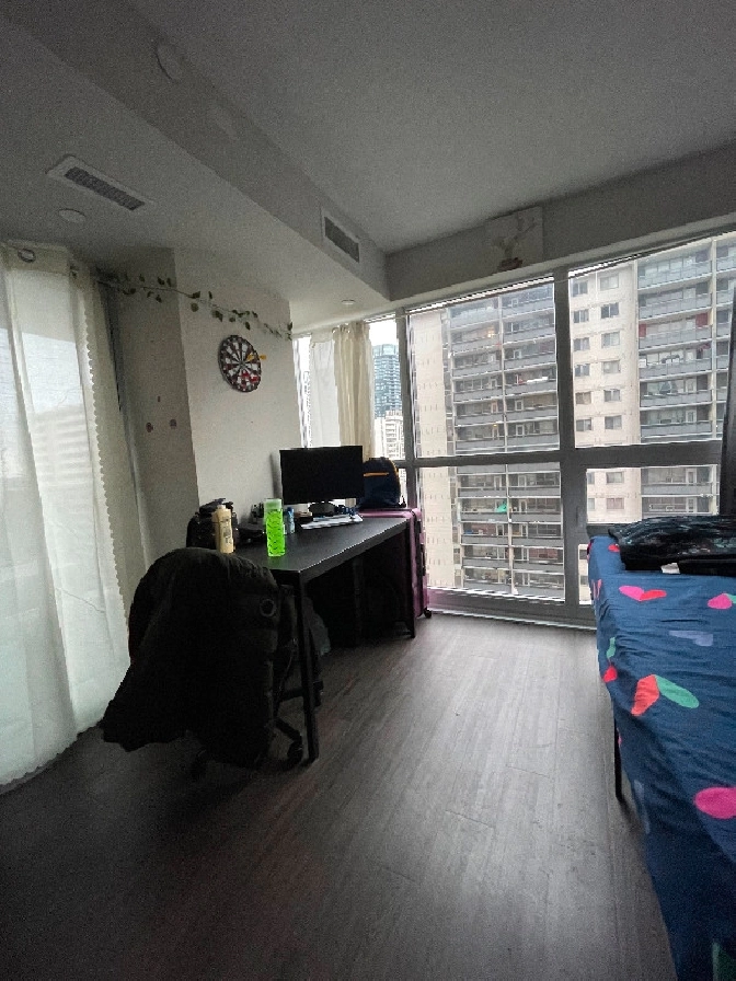 Private Room with balcony available in City of Toronto,ON - Room Rentals & Roommates