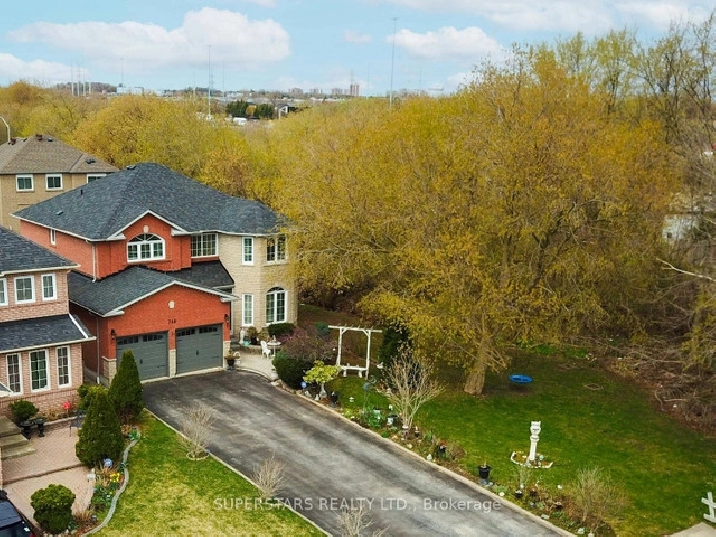 ✨ABSOLUTELY STUNNING 4 2 BR HOME ON PREMIUM LOT! in City of Toronto,ON - Houses for Sale