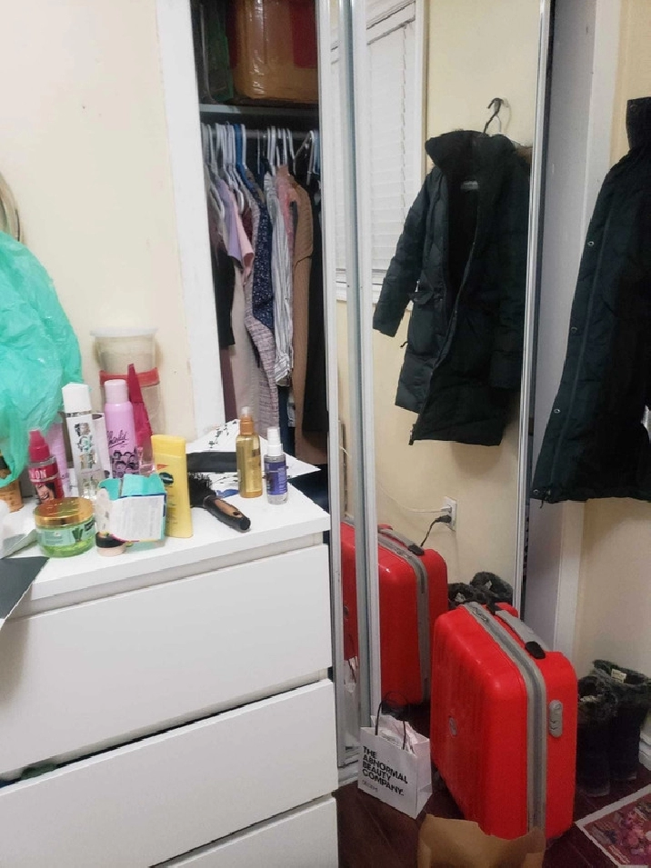 Private room for a Female near Square one in Mississauga / Peel Region