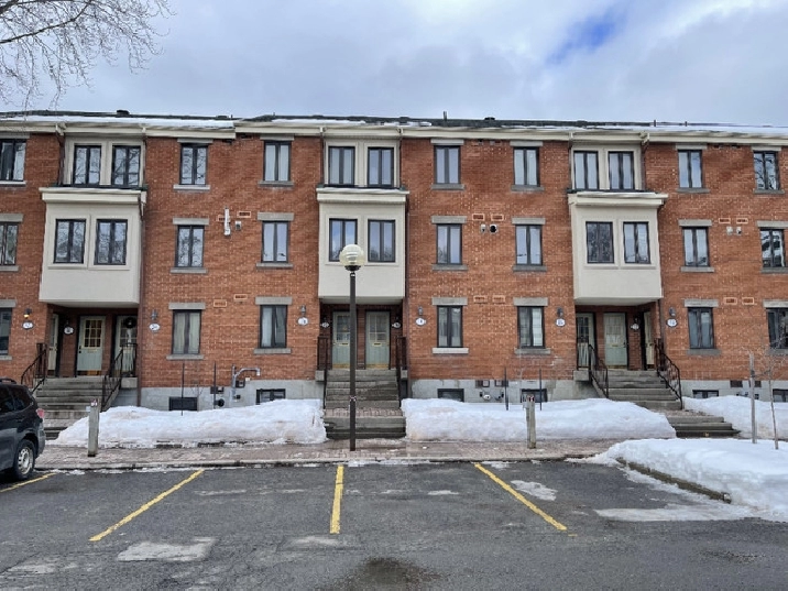 Well Maintained 2 Bed 2 Bath Condo w/ Parking in Manor Park in Ottawa,ON - Condos for Sale