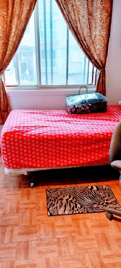 Girls personal Room/Place for1 girl in a shared Metro Monk/Parc in City of Montréal,QC - Room Rentals & Roommates