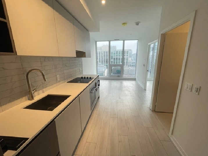 Lease - 1 Bed Den ( 2 Baths) in City of Toronto,ON - Apartments & Condos for Rent