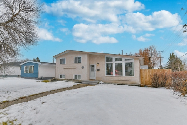 3 bedroom, 1.5 bath, heated double garage, finished basement in Winnipeg,MB - Houses for Sale
