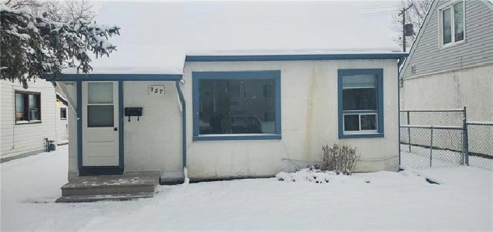 CRESCENTWOOD! JUST LISTED 2 BED STARTER HOME W/GARAGE in Winnipeg,MB - Houses for Sale
