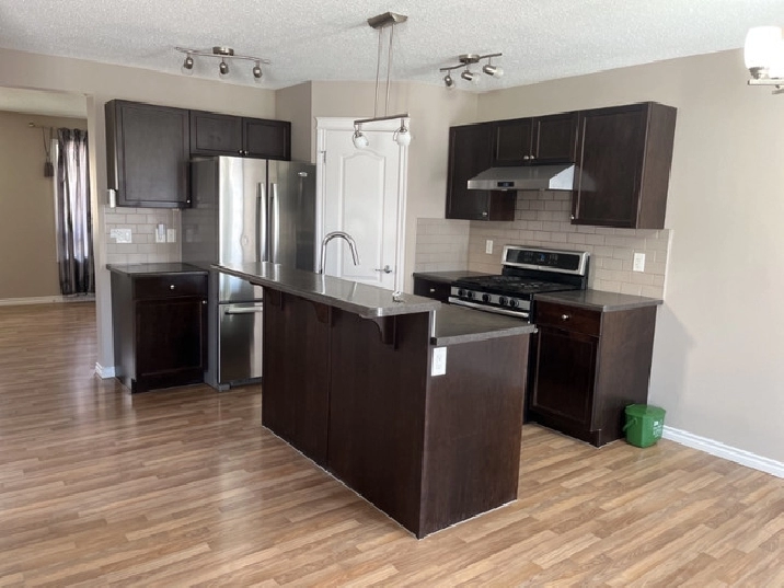 3 Bed / 2.5 Bath Pet Friendly Home in Terwillegar with Garage in Edmonton,AB - Apartments & Condos for Rent