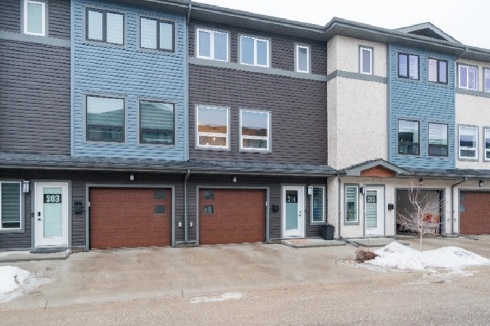 Gorgeous Townhouse Condo in Amber Trails! in Winnipeg,MB - Condos for Sale