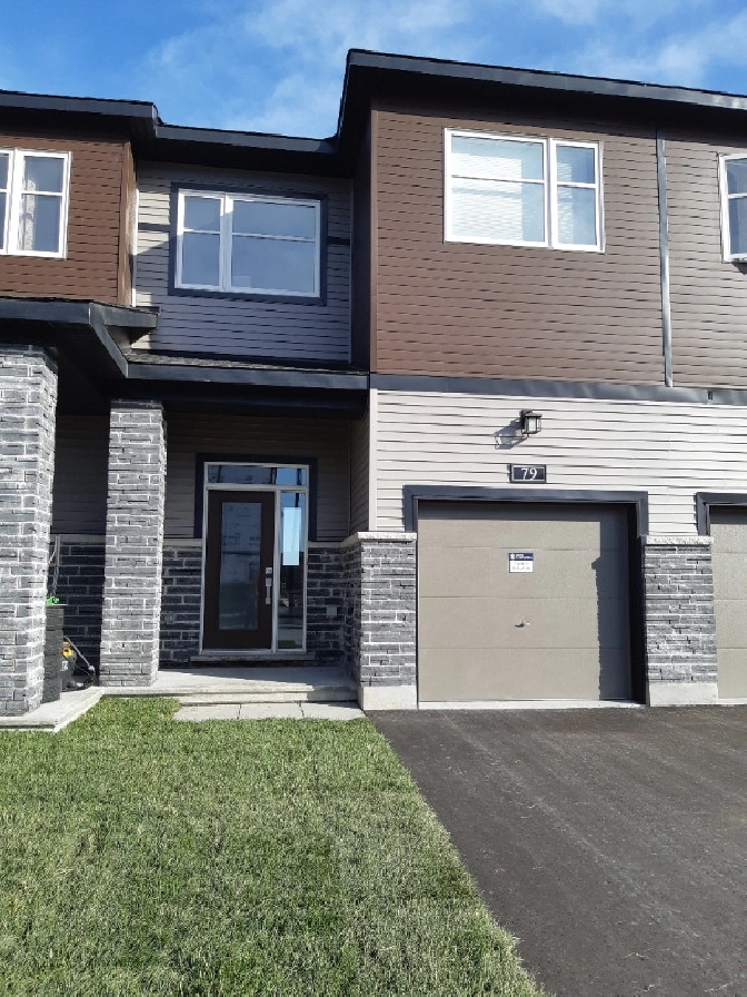 Luxurious Executive Townhouse in Barrhaven-Available April 1 in Ottawa,ON - Apartments & Condos for Rent
