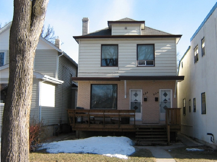 Two Bedroom Upper Duplex on Rosedale Ave (Fort Rouge) in Winnipeg,MB - Apartments & Condos for Rent