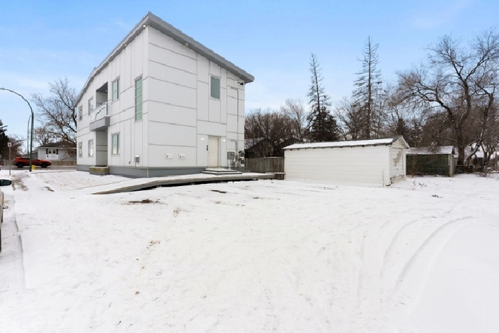 4400 Dewdney Ave - One Of A Kind Duplex In Rosemont in Regina,SK - Houses for Sale