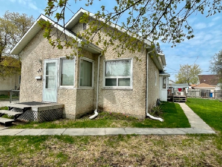 Rare Gem: 2 Units, 2 Kitchens, 4 BR, 2BA and a Fenced Yard! in Winnipeg,MB - Apartments & Condos for Rent