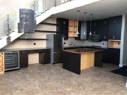 Large Penthouse - 2 bedroom, 2 bathroom in Edmonton,AB - Apartments & Condos for Rent