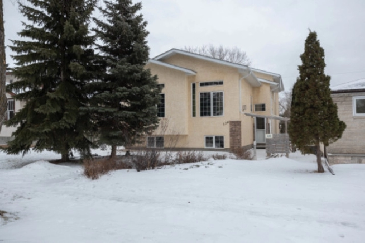 WOW! 4 bed, 3 bath, home w/DBL attached garage in Scotia Heights in Winnipeg,MB - Houses for Sale