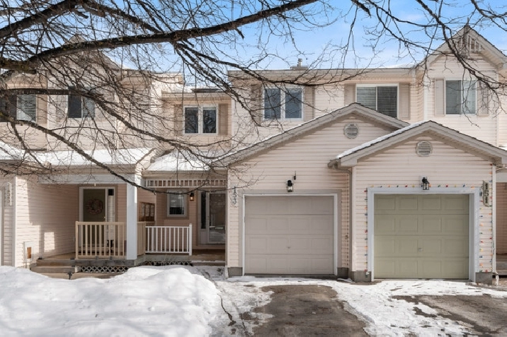 Move-in ready 3 bedroom, 2 bathroom freehold townhome! in Ottawa,ON - Houses for Sale