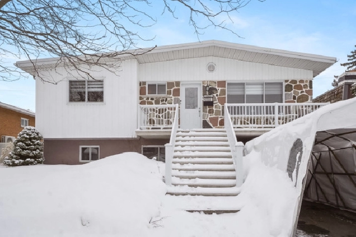 MAGNIFIQUE BUNGALOW - CLÉ EN MAIN // MLS: 15583322 in City of Montréal,QC - Houses for Sale