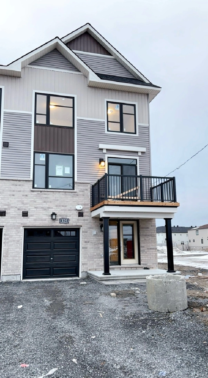 3 Bed 2 Bath Townhouse for Rent in Barrhaven - End Unit in Ottawa,ON - Apartments & Condos for Rent