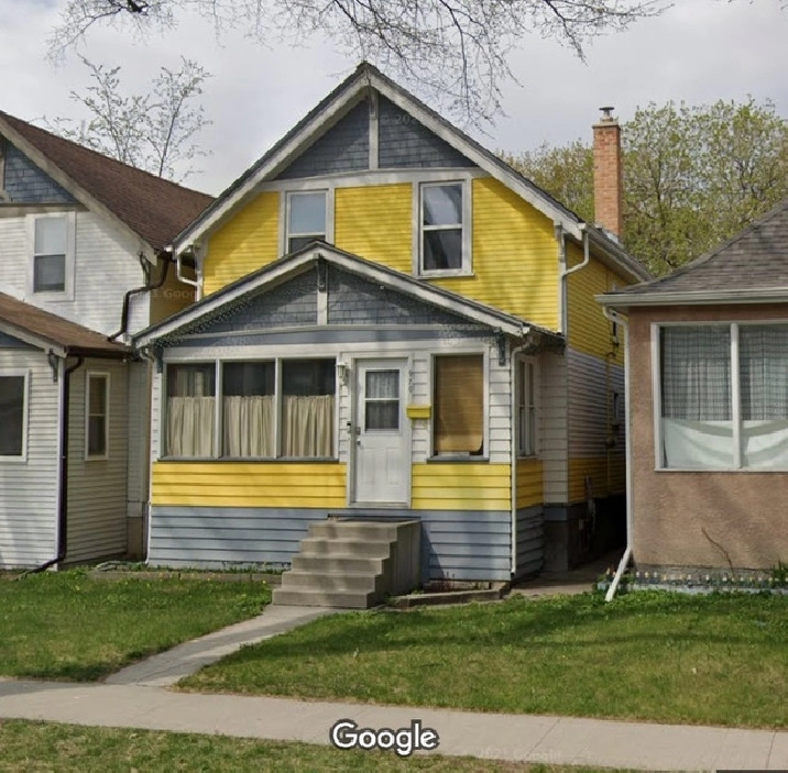 4 bed, 1.5 bath large, insulated porch house in Winnipeg,MB - Houses for Sale