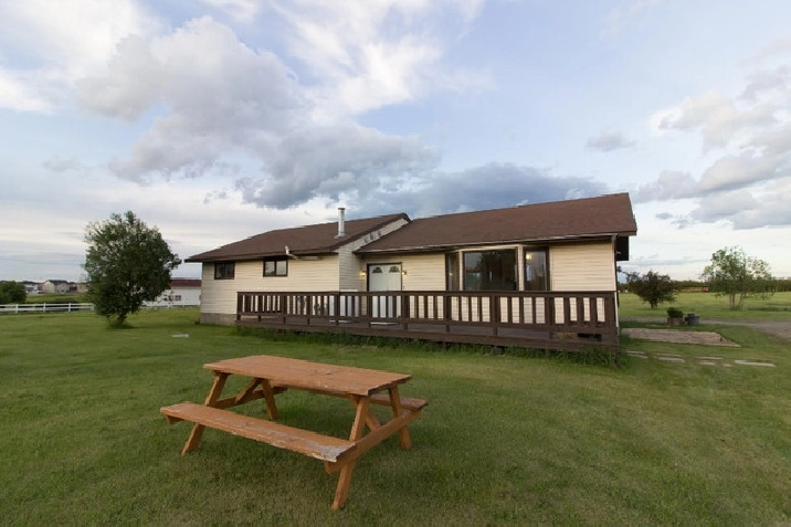 Rare Bungalow With 3 Bedrooms Residence On 4.62 Acres For Rent! in Calgary,AB - Apartments & Condos for Rent