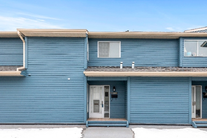 RENOVATED TOWNHOUSE IN GRANDIN! in Edmonton,AB - Condos for Sale