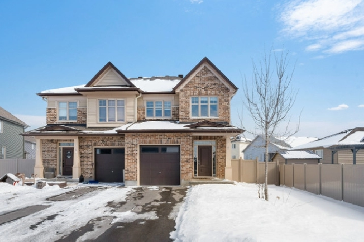 Rarely offered 2600 sqft 4 bedroom, 3 bathroom semi-detach home! in Ottawa,ON - Houses for Sale