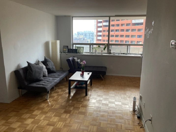 Private bedroom for rent (downtown Toronto) in City of Toronto,ON - Room Rentals & Roommates
