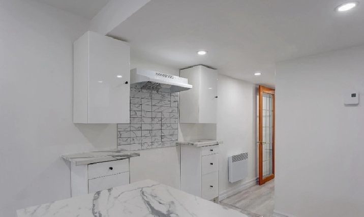 BACHELOR RÉNOVÉ, DEMI SOUS-SOL, LAVEUSE-SECHEUSE, LASALLE in City of Montréal,QC - Apartments & Condos for Rent
