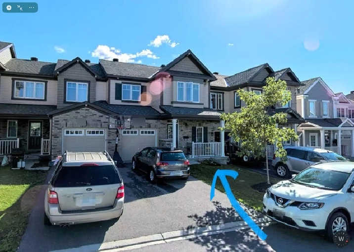Beautiful 3 bedroom townhome for rent 2.5 bath close to grocery in Ottawa,ON - Apartments & Condos for Rent