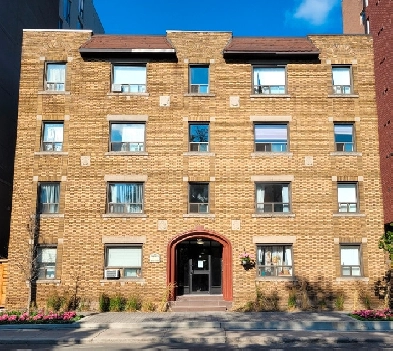 Midtown Living, steps to TTC/Subway Loblaws & Shoppers Drug Mart