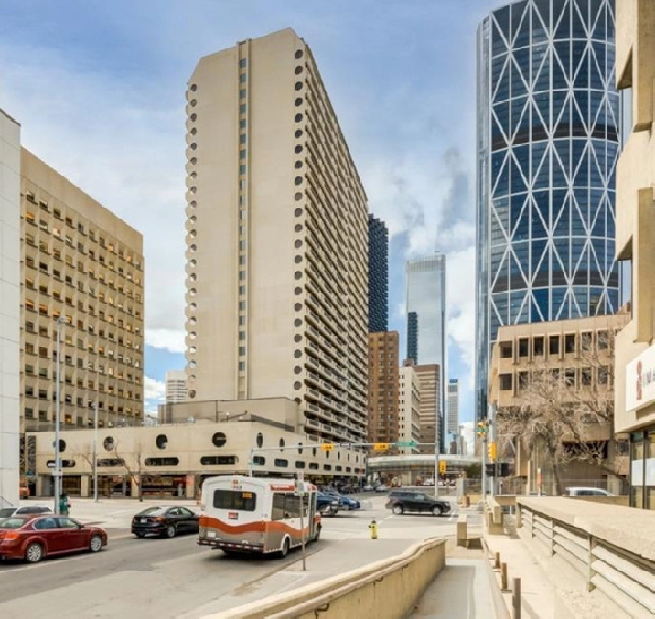 1 Bedroom large Condo Apartment in the heart of downtown in Calgary,AB - Condos for Sale