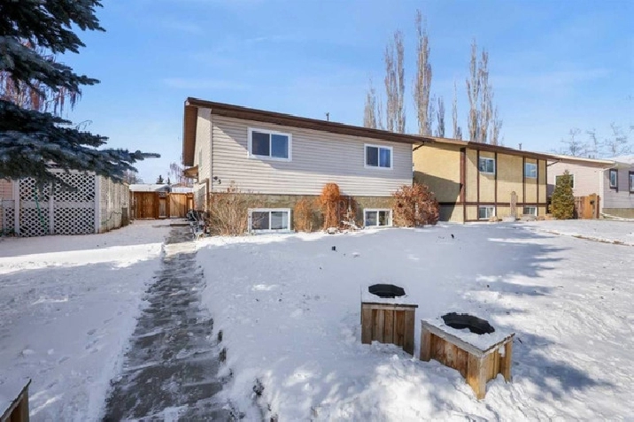 5 BED Bi-Level w/Large, Private Yard & 'Man Cave' in Strathmore in Calgary,AB - Houses for Sale