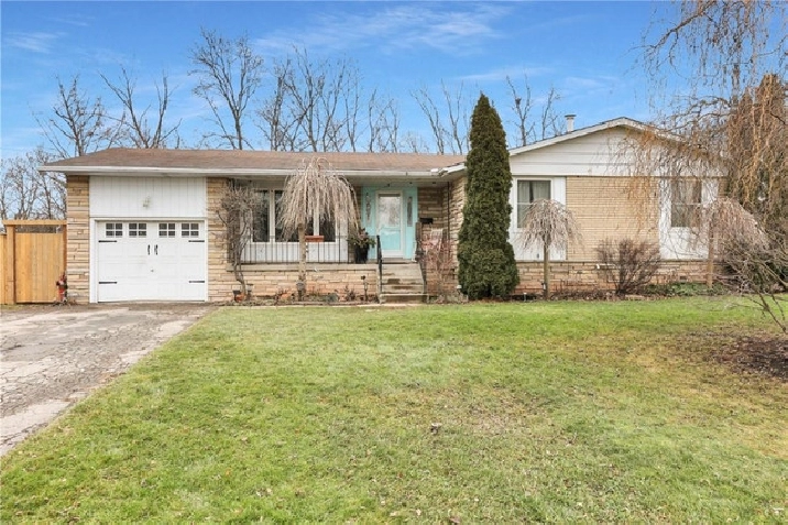 BUNGALOW NESTLED UNDER THE ESCARPMENT - 3 1 BED, 2 BATH in City of Toronto,ON - Houses for Sale