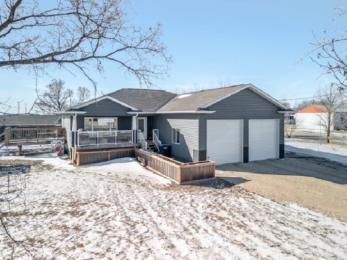 INCREDIBLE LIKE NEW 1232sf raised bungalow 45 mins fr. Wpg in Winnipeg,MB - Houses for Sale