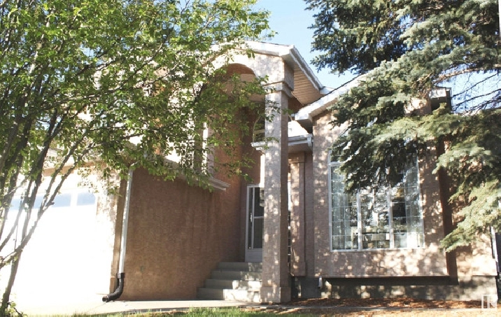 Spacious 4 bedroom home! in Edmonton,AB - Houses for Sale