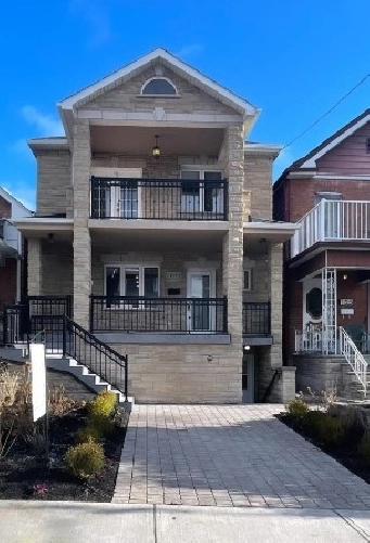 Detached 2 storey Home with 3 1 bedroom and 3 washrooms! in City of Toronto,ON - Houses for Sale